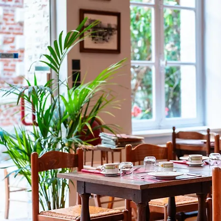 Les Trois Luppars أراس