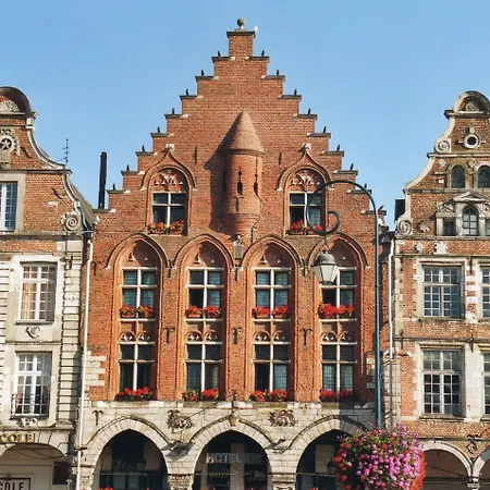 Les Trois Luppars فندق أراس